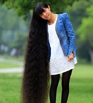 南昌女子李清蓄发17年 发长1.6米