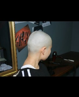 用老式剃法刮光妹子头发