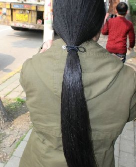 剪去女子的及腿长发