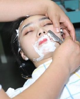 给高个美女修脸