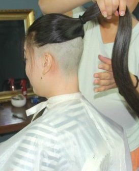 丰满妹子剃高空BOB头