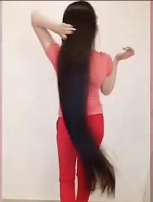 长发女子展示1.5米长发视频