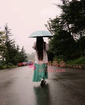 雨中漫步的长发女孩