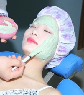 帮骨感妹妹刮脸做面膜-芳飞1175#