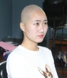 高挑妹子先洗头发再剃光头-芳飞1166#