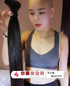 22岁长发女教师剃光头