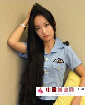 妙龄长发女警修剪秀发