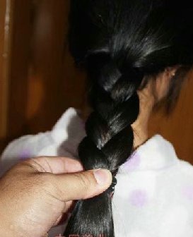 姑娘犹豫不决中剪去粗发-上帝之手909#