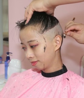 苗条妹子来剪内空BOB头-芳飞1256#