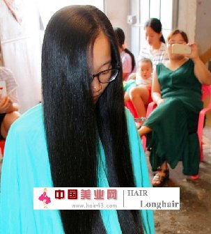 小区中剪去美女光滑如丝般及腿长发