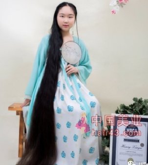 广东广州长发女黄心雨发长2.2米获WRCA“头发最长的青少年”世界