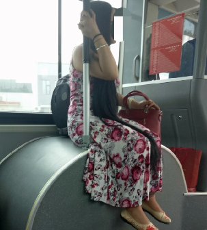 北京海淀区公交车上偶遇一长发女士，目测在一米四以上