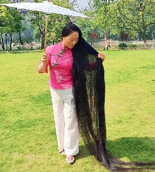 南京长发女祁莉萍欲拍卖2.8米及地超长发