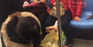 年轻宝妈带娃坐地铁，“弯腰”的照片被疯传，网友：这才是真的美