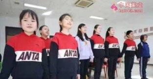 北京市盲人学校13位盲童用中德双语演唱《乘着歌声的翅膀》