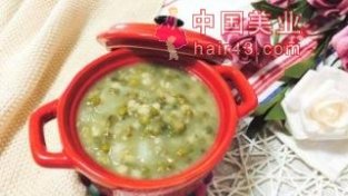 绿豆百合薏米粥，做法简单，适合现在的季节吃