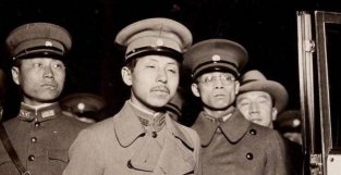 东北军旅长被蒋介石下令处决，他深夜逃跑投奔八路，后成开国中将
