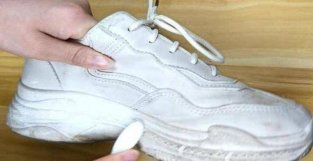 鞋子白边发黄很难看！教你一个洗白的小技巧，洗完和新的一样洁白