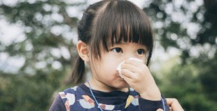 儿童出现咳嗽和流鼻涕等症状，父母如何正确处理？