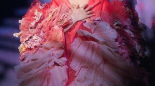 杨丞琳的可塑新很高，夸张红裙上身犹如花仙子，SE系柔和展示气质