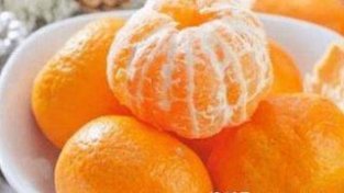 籽儿的橙子浸泡在水中，每天喝一杯，有效预防肠道疾病