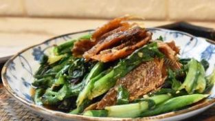 油麦菜炒豆豉鲮鱼，只用了鱼和青菜，多吃都不担心长胖