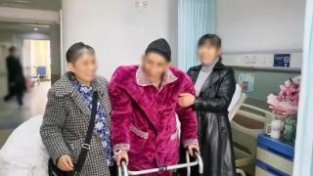 罕见！重庆108岁老人置换髋关节后重新站立行走