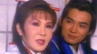 1998年，焦恩俊为了不赔1000万的违约金，与60岁大妈演了亲热戏
