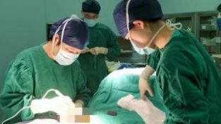 江苏15岁女孩腹部隆起如孕妇，被查出卵巢内长13cm肿瘤，医生提醒