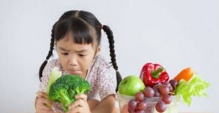 孩子不爱吃蔬菜，可以多吃点水果来代替吗？专家表示：互换不可取