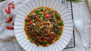 雪菜炒螺蛳肉的做法，咸香入味，香辣下饭，而且没有腥味