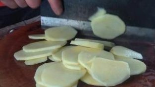 土豆这样做外酥里糯，当小零食吃非常不错，关键是做法简单