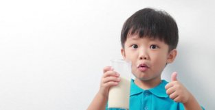 孩子长高喝牛乃，“早上好”还是“晚上好”？日本营养师有新观点