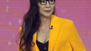 59岁杨紫琼赴美为新片宣传，面容憔悴，向观众抛出飞吻