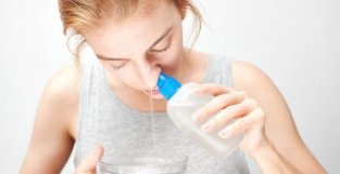 鼻炎患者勤洗鼻子可缓解春季过敏症状，自行配置冲洗液勿用自来水