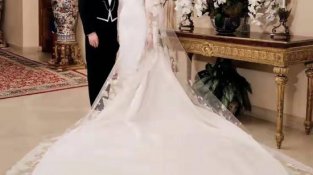 贝克汉姆夫妇的婚礼造型，妮可拉的婚纱裙太惊园