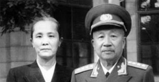 此人当了红军军长，摇身一变成了国军司令，94岁引资四亿给中国