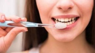 一项近万人的研究：不好好刷牙，会增加心脑血管疾病风险