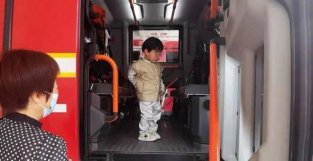 义乌20个月宝宝头被卡 获救后圆梦坐消防车