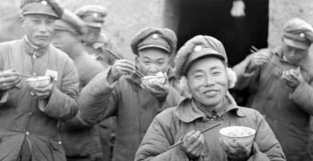淮海战役后期，军委紧急调400万包香烟，80万斤猪肉分给前线战士