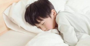 孩子晚上睡觉总出汗？别急着盲目补钙，做好这几方面可缓解！