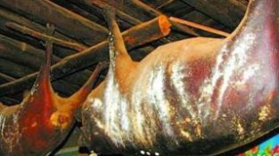 这种臭猪肉放在房梁上悬挂50多年，吃货：等待五十年再去吃