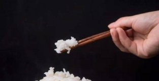教孩子用筷子不是越早越好，这个年龄段最合适