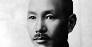 1949年杨虎城遗体被发现，面部被强酸毁容，长子杨拯民前往验证