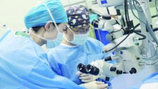 青岛眼科医院个新化矫正，近视ICL手术让高度近视人群也能摘镜