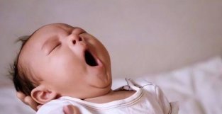 为什么小宝宝都喜欢乃睡、抱睡和摇晃哄睡？提醒：做不对当心坑娃