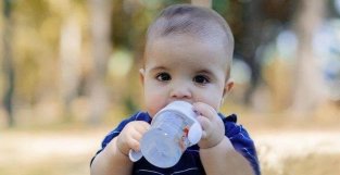 宝宝三岁前，喝水不能太随便！这几点别做错，以免伤害宝宝
