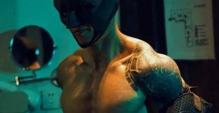 国产“肌肉蝙蝠侠”引围观，网友：好想被拯救啊…