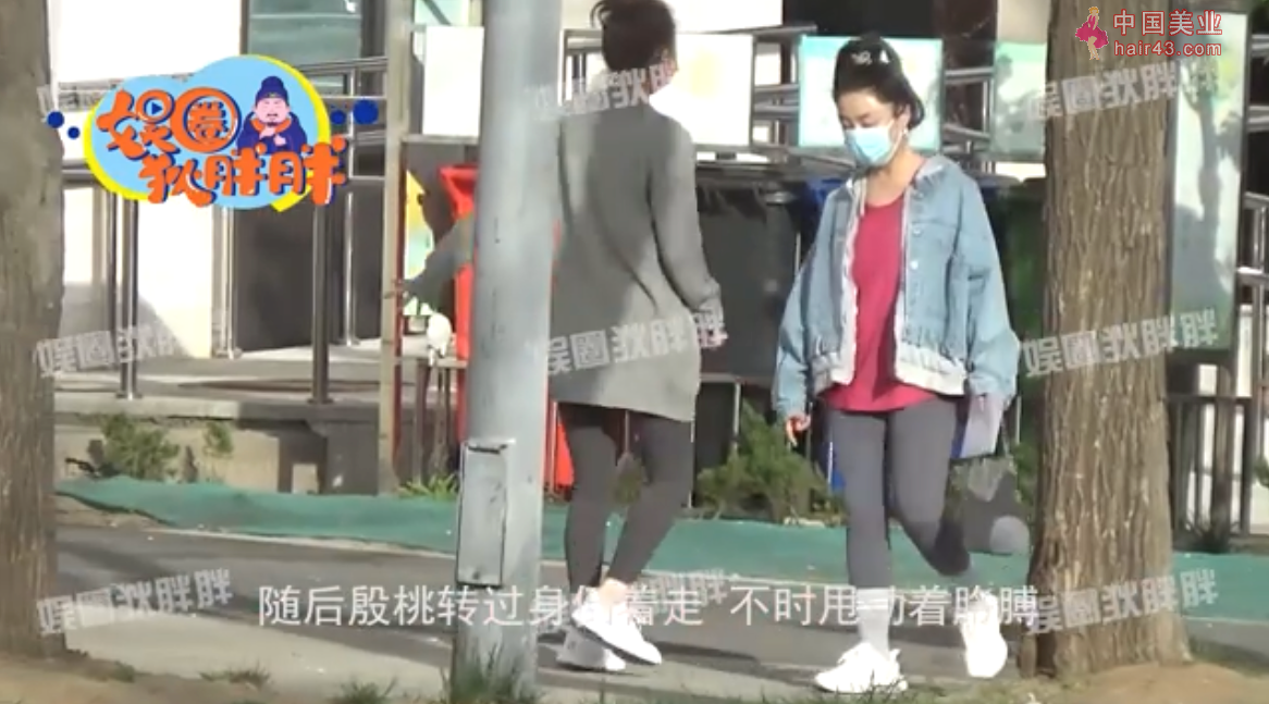 42岁殷桃素颜逛街被偶遇！穿紧身裤炫纤细双腿，倒着走路不怕摔