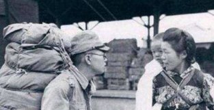 二战时，日本士兵见到小孩为何喜欢给糖果？不是好心，反而很音险